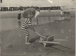 Photographie Photo Vintage Snapshot Anonyme Plage Enfant Mode Jeu  - Plaatsen