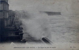 CPA (Calvados). ARROMANCHES Les BAINS, La Digue Un Jour De Tempête - Arromanches