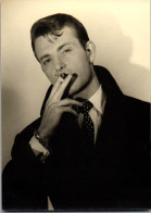 Photographie Photo Vintage Snapshot Anonyme Bel Beau Homme Fumeur Cigarette - Anonieme Personen