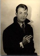 Photographie Photo Vintage Snapshot Anonyme Bel Beau Homme Fumeur Cigarette - Anonyme Personen