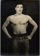 Photographie Photo Vintage Snapshot Anonyme Bel Beau Homme Jean Musclé - Anonieme Personen