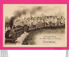 CPA (Réf: Z 3223) (FANTAISIE BÉBÉS PHOTOMONTAGE) Bébés Chargement De Graines De Choux Souvenir Locomotive Train - Bébés