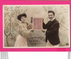 CPA Gaufrée (Réf: Z 3154) (TIMBRES REPRÉSENTATION) Couple Avec Semeuse - Briefmarken (Abbildungen)