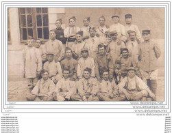 Carte-Photo  Réf-JP-Y994 (  Guerre 14-18 )   Groupe De Militaires Devant La Caserne - War 1914-18