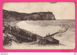 CPA (Réf: Z 4219)  ÉTRETAT (76 SEINE MARITIME) La Plage Par Un Gros Temps (très Animée) - Etretat