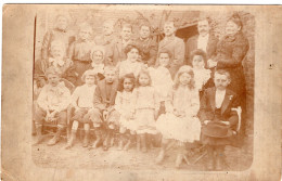 Carte Photo D'une Famille élégante Avec Plein D'enfant Dans La Cour De Leurs Maison Vers 1905 - Anonyme Personen
