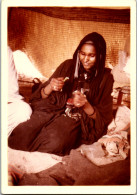 Photographie Photo Vintage Snapshot Anonyme Afrique Touareg Désert Tente Femme - Afrika