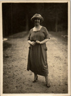 Photographie Photo Vintage Snapshot Anonyme Jeune Femme Robe Chapeau Mode - Autres & Non Classés