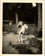 Photographie Photo Vintage Snapshot Anonyme Enfant Fillette Poupée Mode - Anonymous Persons