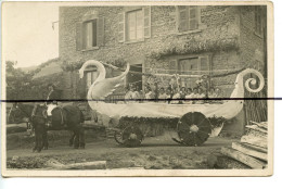 CARTE PHOTO. CPA . D69 . BOIS D'OINGT. La Fête Des Eaux. La Reine Et Ses Demoiselles D'honneurs Dans Un Char Corso Cygne - Other & Unclassified