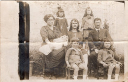 Carte Photo D'une Famille élégante Posant Dans La Cour De Leurs Maison Vers 1915 - Anonyme Personen