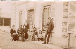 Carte Photo D'une Famille élégante Posant Devant Leurs Maison En Mai 1915 - Anonymous Persons
