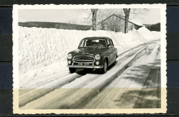PHOTO - LA FAUCILLE N5 EN MARS 1963 - PEUGEOT 403 IMMATRICULEE 488FK71 LE 31/12/1959 - SUR ROUTE ENNEIGEE. - Automobiles