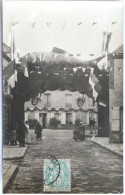 C. P. A. Photo Postée En 1905, Cachet De JARGEAU (45) : Décoration De Fête Carnaval Avec Grand Poisson à Travers Une Rue - Autres & Non Classés