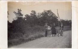Carte Photo D'une Famille élégante A Vélo Sur Une Route De Campagne Vers 1930 - Anonymous Persons