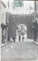 C. P. A. Photo Postée En 1905, Cachet De JARGEAU (45) : Décoration De Fête Carnaval Porte Fortifiée, Rue, Animé - Autres & Non Classés