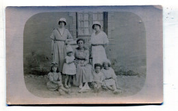 Carte Photo De Trois Femmes élégante Avec Quatre Petit Enfant Dans La Cour De Leurs Maison Vers 1920 - Persone Anonimi