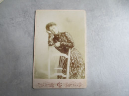 CDV PHOTO CABINET PORTRAIT FEMME PAR LEON CARON A AMIENS - Anonyme Personen