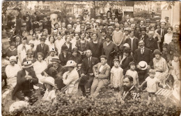 Carte Photo De Femmes , D'hommes Et D'enfant Assis Dans Un Parc Dans Une Ville En 1926 - Anonymous Persons