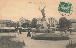 VICHY : PLACE DE LA REPUBLIQUE - Vichy