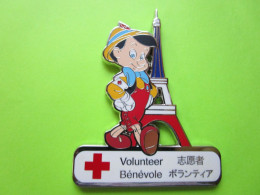 Gros Pin's BD Pinocchio Bénévole Croix Rouge Tour Eiffel Paris (5X6,5cm) - #674 - Coca-Cola