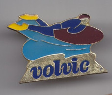 Pin's Volvic Surfeur  Réf 3870 - Other & Unclassified