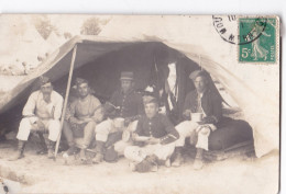 GUERRE  1914 ,,,PHOTO  D'  UN ABRI,,,,, MILITAIRES ET  GRADES,,,,, - Guerra, Militari