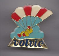 Pin's Volvic Parachutisme Réf 4157 - Paracadutismo