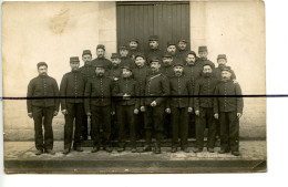 Carte Photo Militaire. CPA. LA MOUCHE. Soldats Qui Posent Pour La Photo. 54 Artillerie 72 Eme Batterie Lamouche . 1914 - Photographs