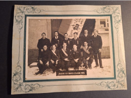 Ancienne Photo / Les Conscrits Classe 1924 Drapeau Banniére ROZIER EN DONZY 42 Loire Auvergne Rhône Alpes - Lieux