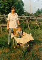 Photo Originale / Objects / Garçon Avec Jambe Cassée En Plâtre Moulé Dans Une Brouette Mange De La Ciboule, Surréalisme - Voorwerpen