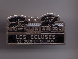Pin's Les Eclusses Le Douhet Ile D'Oléron En Charente Maritime Dpt 17  Réf 1407 - Cities