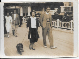 Photo D'un Couple Avec Leur Chien - Anonyme Personen