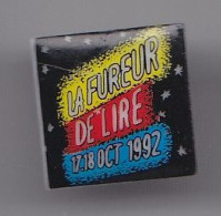 Pin's En Porcelaine Thosca De Limoges La Fureur De Lire 17.18 Oct 1992 Réf 5326 - Other & Unclassified