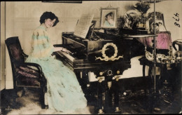 CPA Junge Frau Am Klavier, Noten, Portrait - Autres & Non Classés