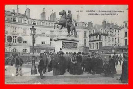 2 CPA (75) PARIS.  Place De La Victoires Et Statue De Louis XIV, Animé / Eglise De La Madeleine. *9096 - Markten, Pleinen