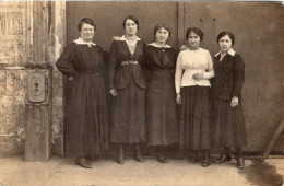 Carte Photo D'une Femme élégante Avec Quetre Jeune Fille Posant Devant Un Immeuble A Paris - Anonyme Personen