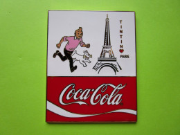 Gros Pin's Coca-Cola BD Tintin Milou Paris Tour Eiffel (Environ 5,5 X 6,5) Rose Pâle - #627 - Coca-Cola