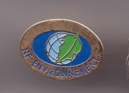 Pin's NF Environnement Monde Et Feuille D'arbre Réf 1282 - Andere & Zonder Classificatie