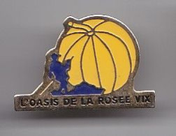 Pin's L' Oasis De La Rosée Vix En Vendée Dpt 85 Réf  Melon  1973 - Città