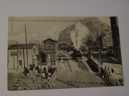 ISERE-GRENOBLE-470-LA GARE AU PASSAGE A NIVEAU ET LE CASQUE DE NEYRON ANIMEE TRAIN - Grenoble