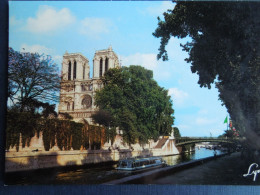 Paris.   Cathédrale Notre Dame.   La Seine.   Bateau Mouche        CP240360 - Notre Dame Von Paris