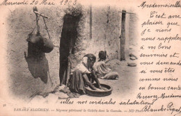 CPA - SAHARA ALGÉRIEN - Négresse Pétrissant La Galette Dans Le Guessaa - Edition ND.Photo (cliché Avt 1900) - Femmes