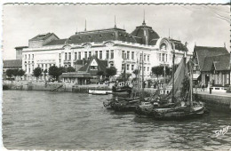 Cp A Saisir 14 Trouville Deauville Barques De Peche Et Casino 1958 - Trouville