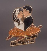 Pin's Sicard Les Mariés 93 Couple Formant Un Coeur . Réf 802 - Other & Unclassified