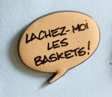 Pin's Lachez-moi Les Baskets ! Signé Coinderoux Paris - Stripverhalen