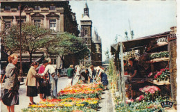 75. PARIS. CPA. LE QUAI AUX FLEURS QUAI DE LA CONCIERGERIE ET LA TOUR DE L'HORLOGE .ANIMATION. + TEXTE - Arrondissement: 01