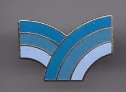 Pin's Carburant Esso Arc En Ciel Bleu Réf 4568 - Kraftstoffe