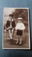 CPA ENFANTS GARCON JEU CERCEAU PHOTO CHAMBERLIN BLD ROCHECHOUART PARIS 9 EME 10 MAI 1928 - Photographie