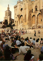 84* AVIGNON  Pendant Le Festival (CPM 10x15cm)     RL19,0122 - Avignon
